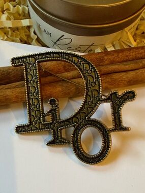 Fashion, jewelry Dark Gold Tone Brooch Pin.